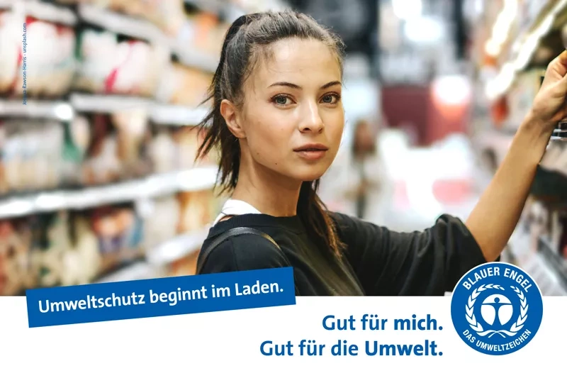 Junge Frau im Supermarkt. Slogan: Umweltschutz beginnt im Laden